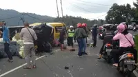 Kondisi korban berjatuhan di jalan akibat kecelakaan maut di Puncak. (Liputan6.com/Achmad Sudarno)