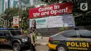 Polisi melakukan pengamanan di sekitar Hotel Holiday Inn, Gajah Mada, Jakarta, Minggu (25/4/2021). Satgas Penanganan COVID-19 menyiapkan Hotel Holiday Inn sebagai tempat karantina bagi 141 WNA khususnya asal India yang negatif COVID-19 untuk dipantau 14 hari ke depan. (Liputan6.com/Faizal Fanani)