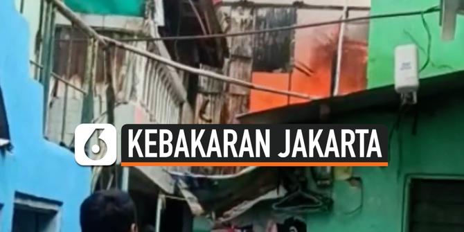 VIDEO: Korsleting Listrik 3 Rumah di Jatinegara Terbakar