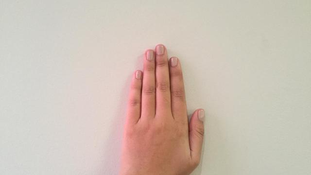 Ilustrasi punggung telapak tangan, dengan jari manis lebih tinggi dari jari telunjuk (Liputan6.com / Teddy S.)