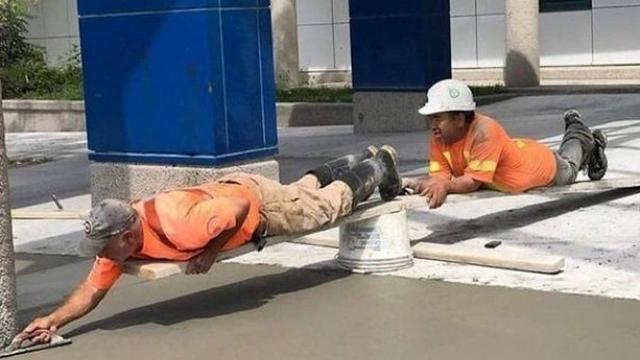 6 Aksi Kuli Bangunan saat Ngecor Jalan Ini Bikin Mandor Heran