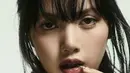 Ia tampil dengan ragam gaya. Kali ini Lisa terlihat glamor dengan sentuhan style grunge yang memikat. [Foto: Instagram/ Elle USA]