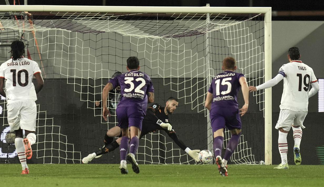 Kiper Fiorentina, David De Gea (tengah) menepis tendangan penalti pemain AC Milan, Theo Hernandez (kanan) pada laga lanjutan Liga Italia 2024/2025 di Artemio Franchi Stadium, Florence, Italia, Senin (07/10/2024) dini hari WIB. (AP Photo/LaPresse/Massimo Paolone)