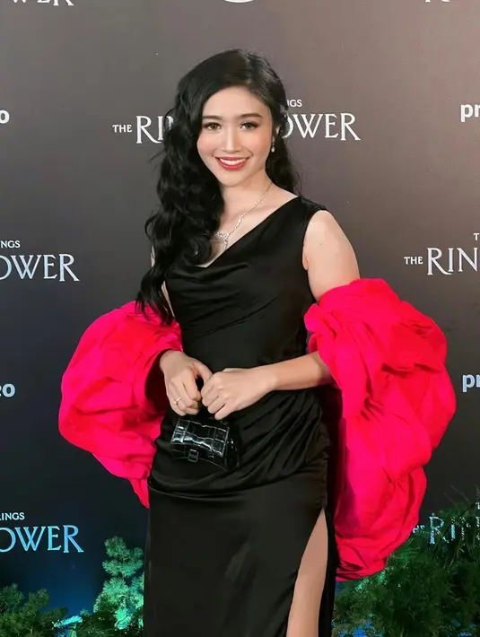 Diketahui, penampilan Febby Rastanty kali ini ternyata dibantu oleh fashion stylist Belly Iverzon. Tak heran di setiap detailnya, penampilan mantan kekasih Derby Romero ini begitu memesona dan elegan.(Liputan6.com/IG/@febbyrastanty)