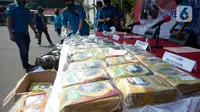 Barang bukti diperlihatkan saat konferensi pers kasus narkoba di halaman Polres Metro Jakarta Selatan, Senin (3/8/2020). Polisi berhasil menggagalkan penyelundupan 160 kg narkotika jenis ganja dan 131 kg sabu jaringan lintas Sumatera-Jawa. (merdeka.com/Dwi Narwoko)