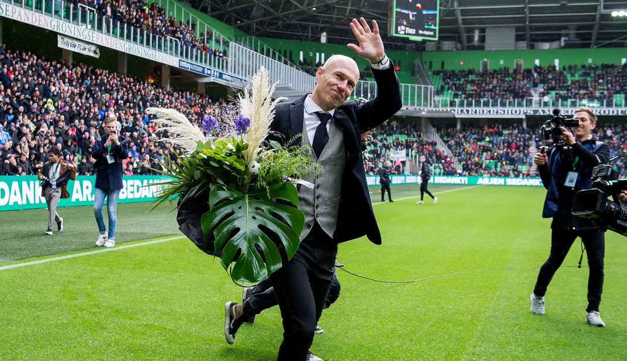Arjen Robben. Sayap kanan Belanda ini pensiun di FC Groninen di usia 37 tahun pada 15 Juli 2021. Total tampil dalam 712 laga bersama klub maupun timnas, dengan torehan 246 gol dan 220 assist. Ia pernah mencapai nilai jual tertinggi sebesar 40 juta euro bersama Bayern Munchen. (AFP/ANP/Cor Lasker)