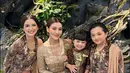 Detail makeup sama-sama flawless, kekasih Thariq Halilintar dan Azriel Hermansyah ini ramai dipuji netizen. Aaliyah sempat bagikan momen ketika ia makeup bareng dengan Sarah Menzel dan Ashanty di satu ruangan. Tak hanya di acara tedak siten ini, kedekatan keduanya sudah sering terlihat di acara keluarga sejak Aaliyah dan Thariq Halilintar go public hubungannya. (Liputan6.com/IG/@ssarah_menzel)