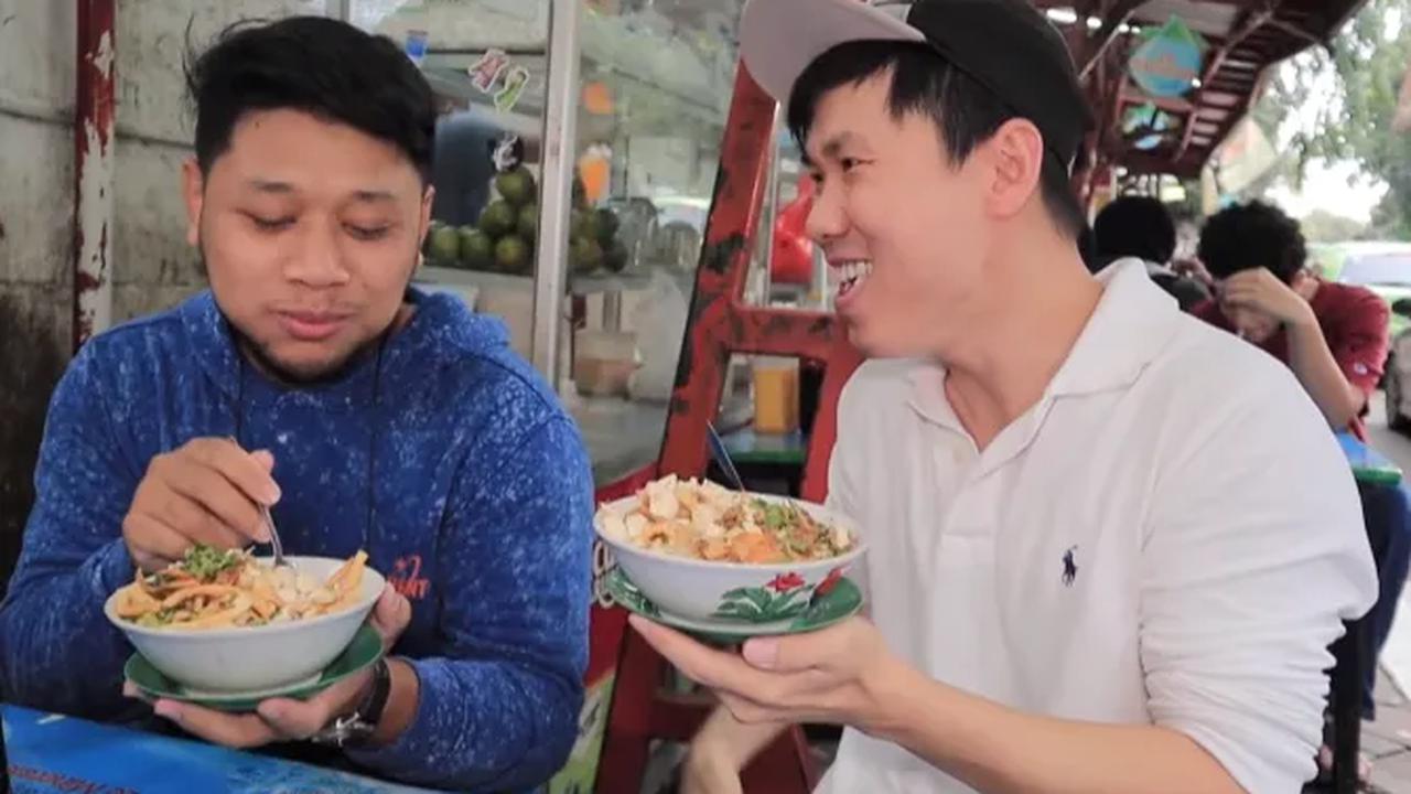 Sehingga dalam satu bulan, omzet penjualan diketahui mencakup lebih dari Rp600 juta. Pendapatan si pemilik kedai begitu fantastis dengan cukup menyajikan bubur ayam legendaris dan bercita rasa unik.