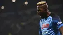 <p>Penyerang Napoli, Victor Osimhen melakukan selebrasi setelah mencetak gol ke gawang Sassuolo pada pertandigan lanjutan Liga Serie A Italia di Stadion Mapei di Reggio Emilia, Italia, Sabtu (17/2/2023). Berkat kemenangan ini, Napoli semakin kokoh di puncak klasemen Liga Italia dengan 62 poin dari 23 laga. (Massimo Paolone/LaPresse via AP)</p>