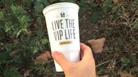 Motto agak sombong yang dipasang Taco Bell di gelas minuman mereka. (Sumber TrashyVideo)