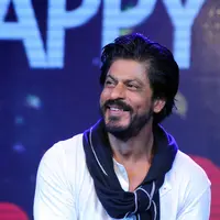 “Baru beberapa jam dan aku telah menerima cinta dan doa untukku tersenyum, aku rasa sudah menemukan dua alasan untuk tersenyum hari ini.” tulis Shah Rukh Khan dimedia soasialnya miliknya. (AFP/Bintang.com)