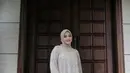 Bisa juga dipadukan dengan warna hijab khaki seperti yang dikenakan Aurel Hermansyah ini. [Foto: IG/aurelie.hermansyah].