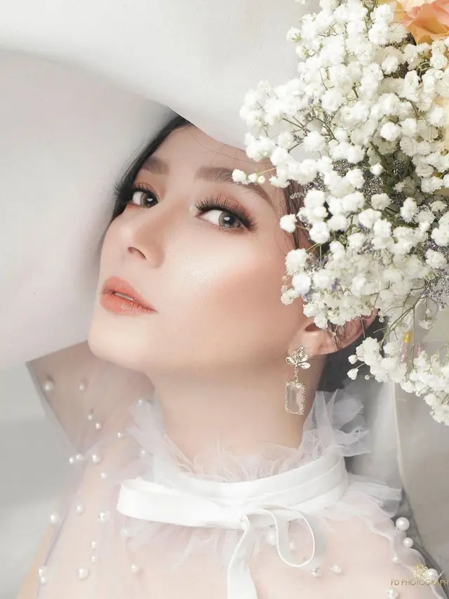 Gaya Asmirandah Saat Pemotretan Ini Curi Perhatian, Cantik Bak Putri Raja
