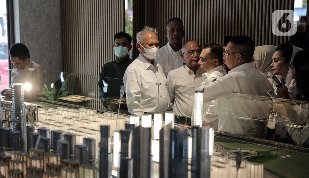 Wakil Ketua DPR RI Sufmi Dasco Ahmad bersama rombongan saat melakukan sidak lokasi pembangunan proyek Meikarta di Cikarang, Kabupaten Bekasi, Jawa Barat, Selasa (14/3/2023). Sufmi Dasco Ahmad memimpin rombongan belasan anggota DPR RI meninjau langsung lokasi pembangunan proyek Meikarta untuk mengetahui kondisi bangunan apartemen yang mangkrak sehingga membuat banyak konsumen merasa dibohongi serta dirugikan. (Liputan6.com/Faizal Fanani)