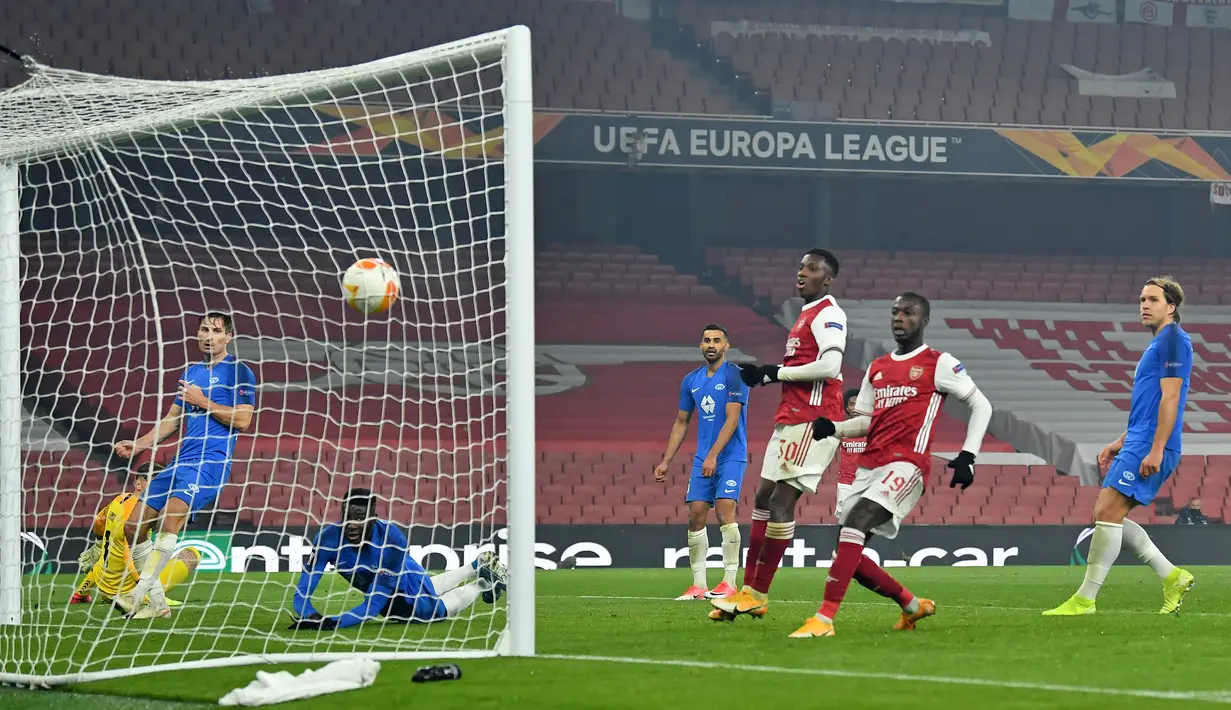 Bek Molde, Sheriff Sinyan, ketika melakukan gol bunuh diri saat menghadapi Arsenal pada laga lanjutan Grup B Liga Europa 2020/2021 di Emirates Stadium, Jumat (6/11/2020) dini hari WIB. Arsenal menang 4-1 atas Molde. (AFP/Glyn Kirk)