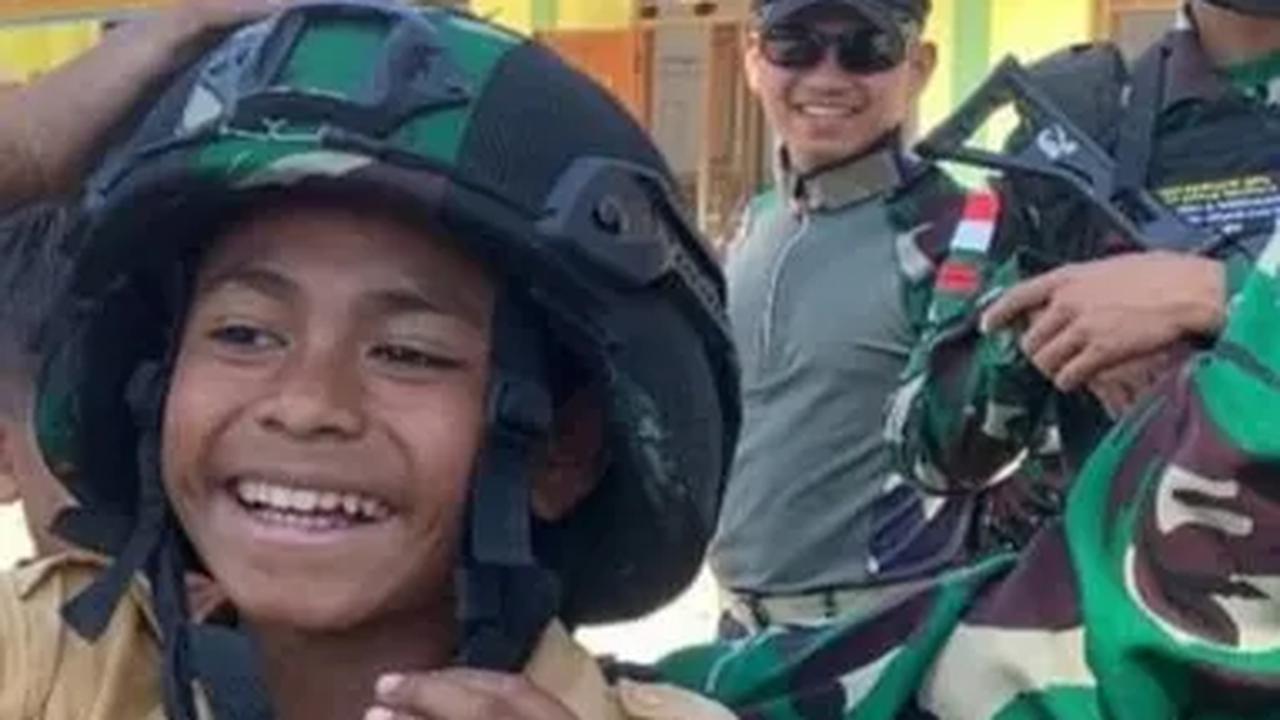 Momen TNI Pamer Alutsista, Bocah hingga Emak-emak Antusias Pegang Senjata