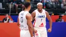 Pebasket Prancis, Guerschon Yabusele (kanan) melakukan selebrasi bersama rekannya Elie Okobo setelah mencetak poin pada laga Grup G Piala Dunia FIBA 2023 melawan Iran di Indonesia Arena, Senayan, Jakarta, Kamis (31/08/2023). (Bola.com/Bagaskara Lazuardi)