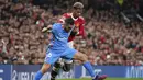 Penyerang Manchester United, Marcus Rashford berusaha merebut bola dari gelandang Atletico Madrid, Koke pada pertandingan leg kedua babak 16 besar Liga Champions di Old Trafford, Inggris, Rabu (16/3/2022). Atletico Madrid menang atas MU 1-0. (AP Photo/Dave Thompson)