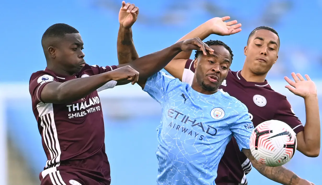 Pemain Leicester City, Nampalys Mendy dan Youri Tielemans berebut bola dengan penyerang Manchester City, Raheem Sterling (tengah) pada lanjutan Liga Inggris di Etihad Stadium, Minggu (27/9/2020). Jamie Vardy hat-trick dan Manchester City takluk 2-5 dari Leicester. (Laurence Griffiths/Pool via AP)