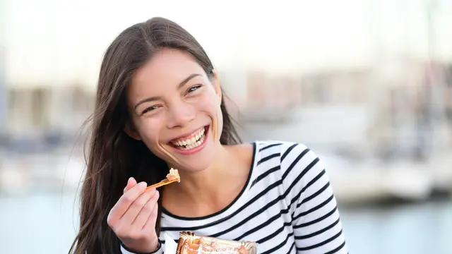 makan waffle kue tertawa