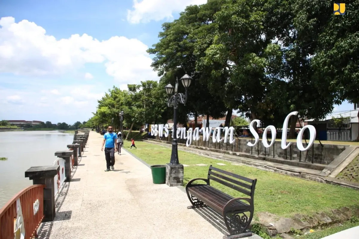 Kementerian PUPR telah menyelesaikan pembangunan di Bendung Tirtonadi berupa pembangunan Dinding Penahan Tanah, perkuatan lereng (revetment), dan penataan kawasan tepi sungai (landscape) dengan anggaran Rp 29,2 miliar. (Dok Kementerian PUPR)