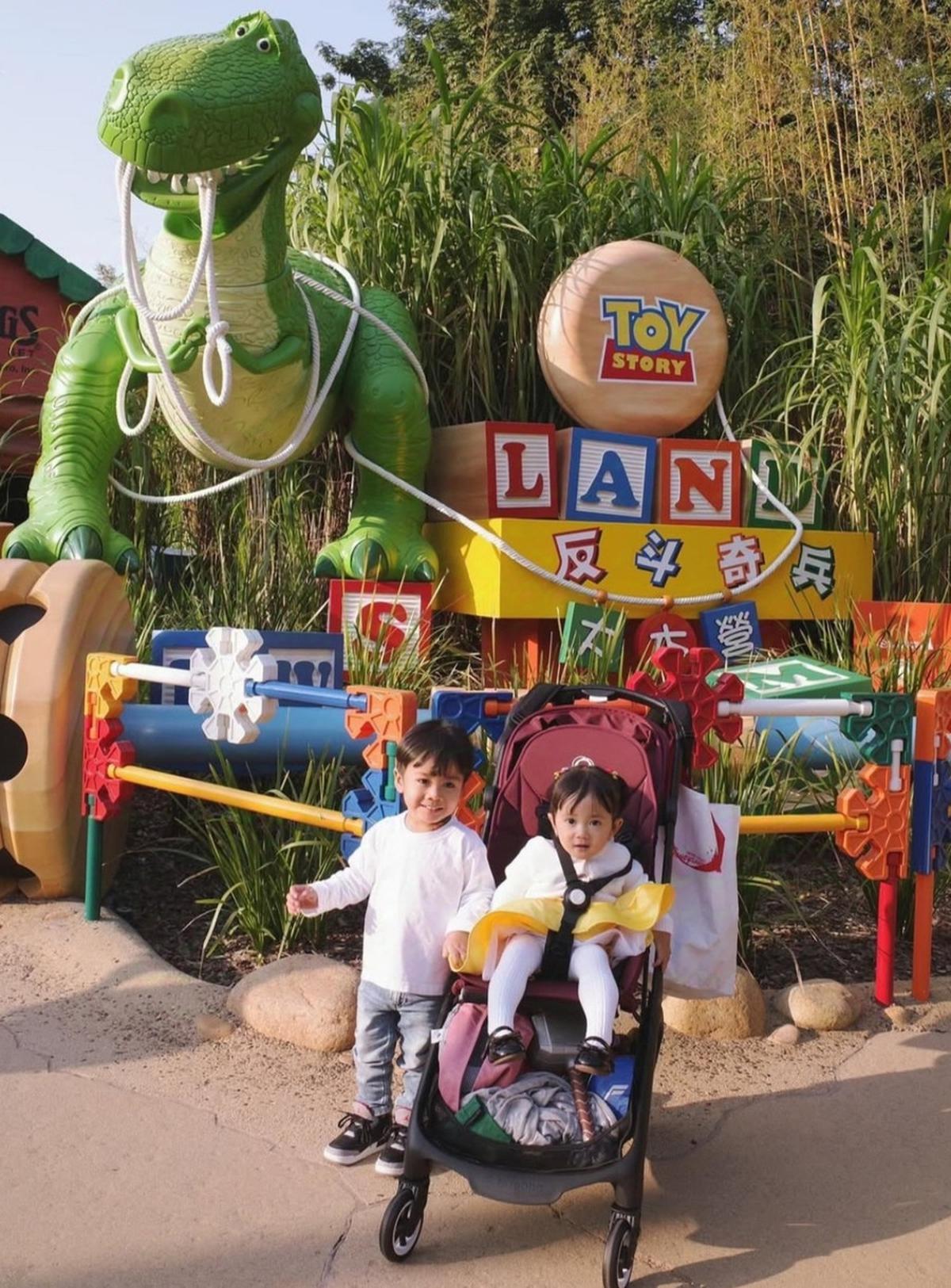 Potret Momen Bahagia Keluarga Kesha Ratuliu Jelajahi Keajaiban Disneyland Hong Kong