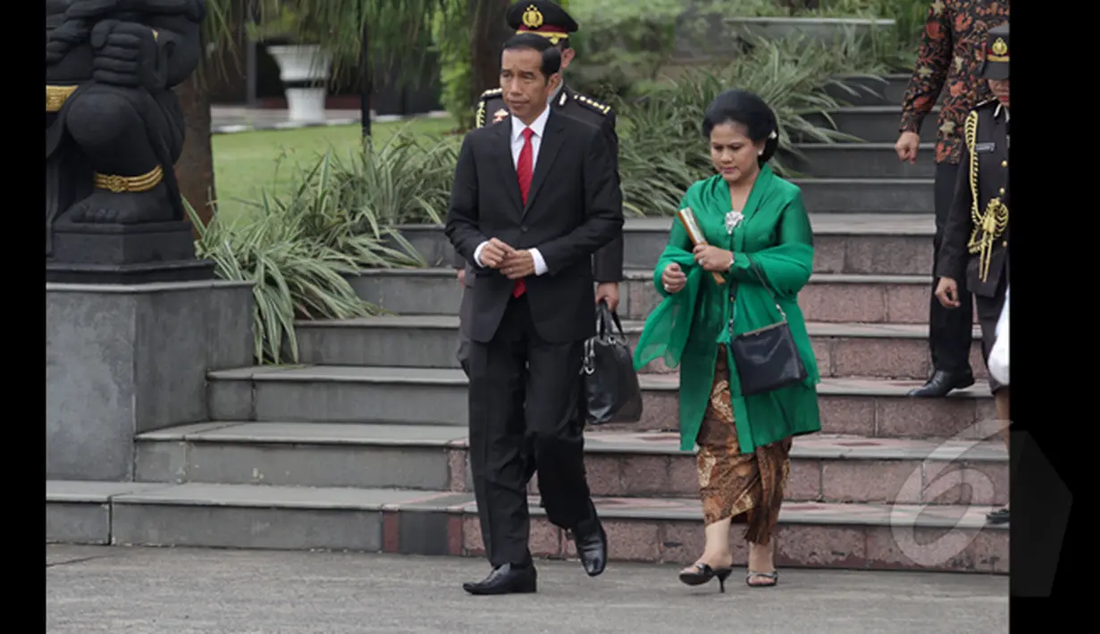 Presiden Joko Widodo (kiri) dan Ibu Negara Ny. Iriana Joko Widodo berjalan menuju pesawat kepresidenan, Jakarta, Kamis (5/2/2015 Presiden Joko Widodo melakukan kunjungan kenegaraan ke ASEAN. (Liputan6.com/Faizal Fanani)