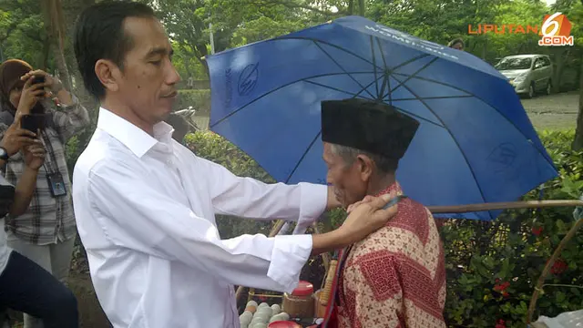 Jokowi Bagi Bagi Celemek Ke Pedagang Kerak Telor Di Luar Prj News