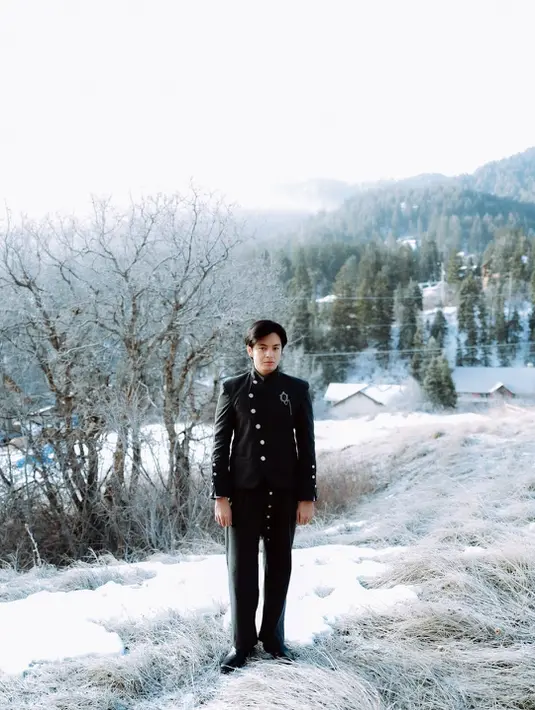 Suami Shenina Cinnamon ini tampilkan vibes ala pangeran di drakor dengan pemandangan musim dingin [@angga]