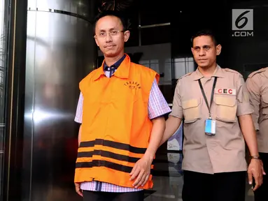 Bupati Pamekasan Achmad Syafii (kiri) meninggalkan gedung KPK usai menjalani pemeriksaan, Jakarta, Rabu (9/8). Achmad Syafii menjalani pemeriksaan perdana pasca ditetapkan sebagai tersangka dan ditahan KPK. (Liputan6.com/Helmi Fithriansyah)