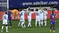 Luka Modric dari Real Madrid mencetak gol dalam pertandingan sepak bola La Liga Spanyol antara Eibar dan Real Madrid, di stadion Ipurua, di Eibar, Spanyol utara, Minggu, 20 Desember 2020. (Foto AP / Alvaro Barrientos )