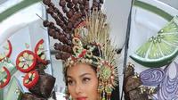 Miss Grand Indonesia 2020 Aurra Kharisma dalam kostum bertema satai madura. (dok. Instagram @aurrakharishma/ https://www.instagram.com/p/CHnLALeAqYT/?igshid=ifahuhpisa7n / Melia Setiawati)