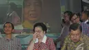 Megawati diapit oleh Jokowi dan JK semakin terharu ketika melihat ibu Jokowi di layar, Jakarta, Rabu (9/7/2014) (Liputan6.com/Herman Zakharia)