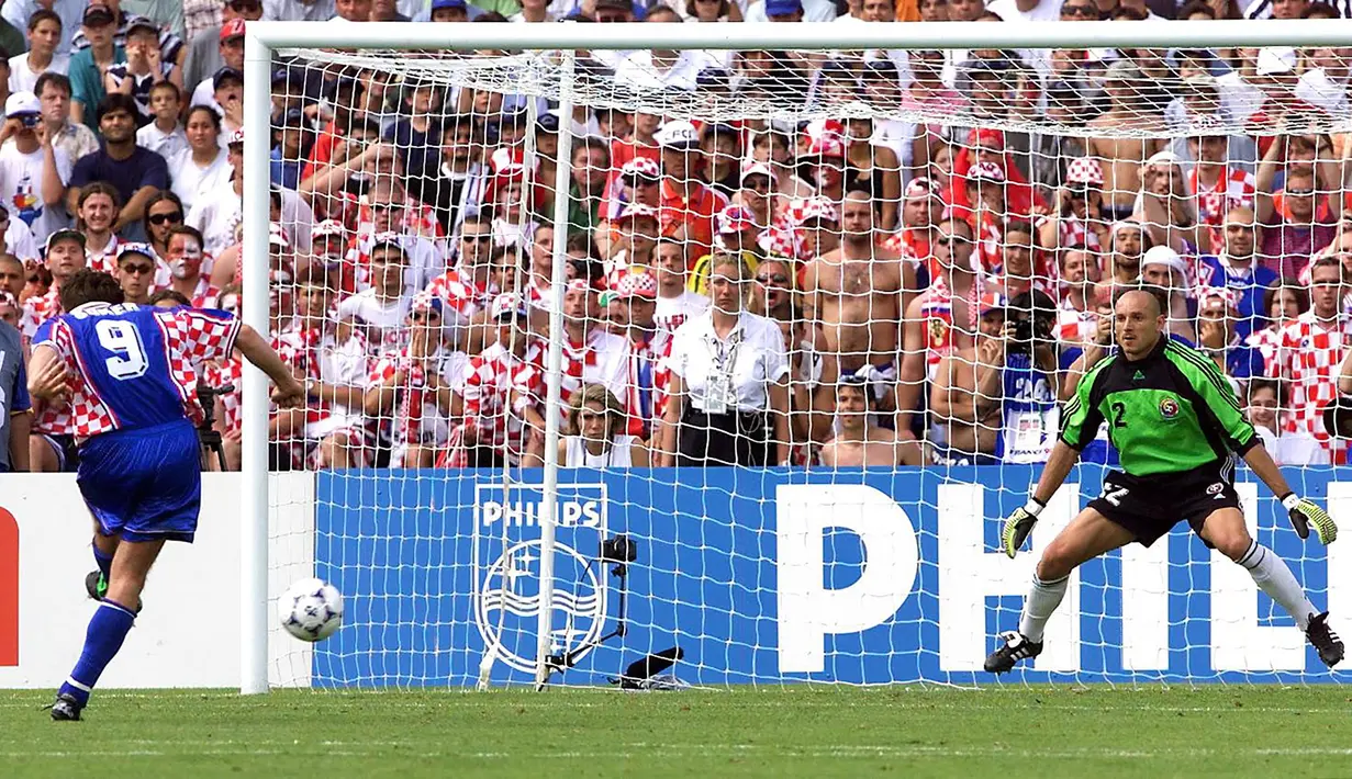 Davor Suker menjadi pahlawan kemenangan 1-0 atas Rumania (30/6/1998) di babak 16 besar Piala Dunia 1998 lewat gol tunggalnya dari eksekusi penalti di masa injury time babak pertama. Kroasia pun melaju ke babak perempatfinal untuk menantang raksasa Eropa, Jerman. (AFP/Jacques Demarthon)