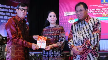 (ki-ka) Menteri Hukum dan HAM Yassona Laoly, Menko PMK Puan Maharani dan Ketua MK Arief Hidayat hadir saat peluncuran buku Birokrasi Digital di Jakarta, Senin (13/6). (Liputan6.com/Helmi Afandi)