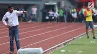 Pelatih Semen Padang, Nil Maizar (kiri) memberi arahan saat laga melawan Bhayangkara FC di lanjutan Liga 1 Indonesia di Stadion Patriot Candrabhaga, Bekasi, Sabtu (20/5). Bhayangkara FC unggul 1-0. (Liputan6.com/Helmi Fithriansyah)