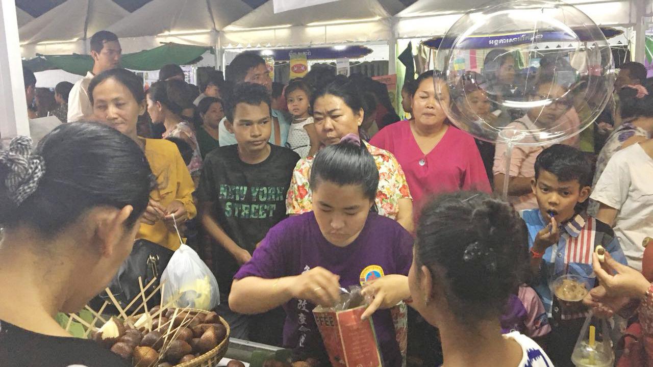 Pengunjung di River Festival Kamboja. (Sumber: KBRI Phnom Penh)