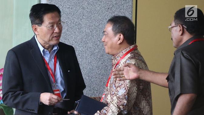 CEO Lippo Group James Riady (kiri) berbincang saat tiba di Gedung KPK, Jakarta, Selasa (30/10). James Riady diperiksa sebagai saksi terkait kasus suap perizinan proyek pembangunan Meikarta. (Merdeka.com/Dwi Narwoko)