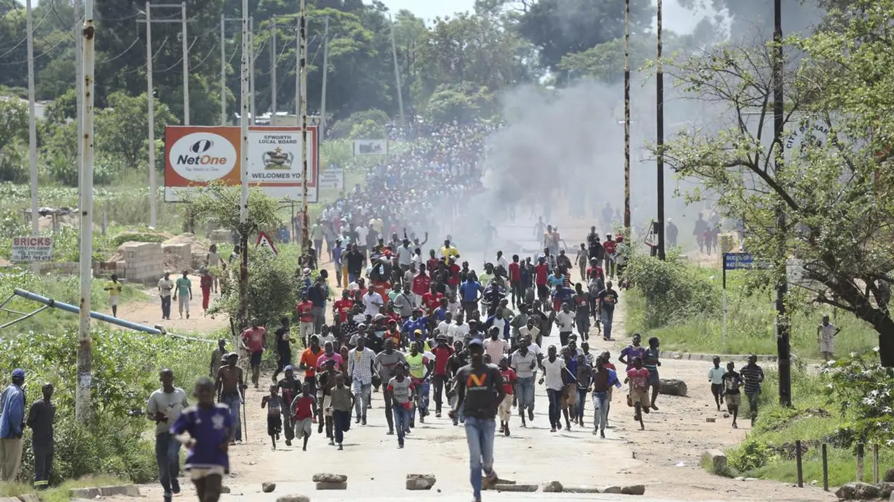 Aksi protes menentang kenaikan harga bahan bakar di Zimbabwe (AP/Tsvangirayi Mukhwazhi)