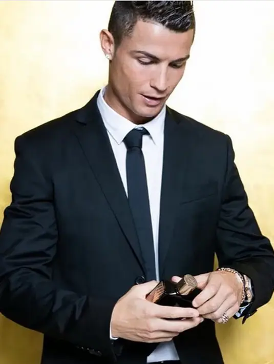 Sejumlah media di Portugal saat itu telah mengabarkan bahwa anak pesepak bola kelahiran 5 Februari 1985 ini berjenis kelamin laki-laki dan perempuan. Dan ini menjadi hadiah atas kekalahan Portugal di Kazan. (Instagram/cristiano)