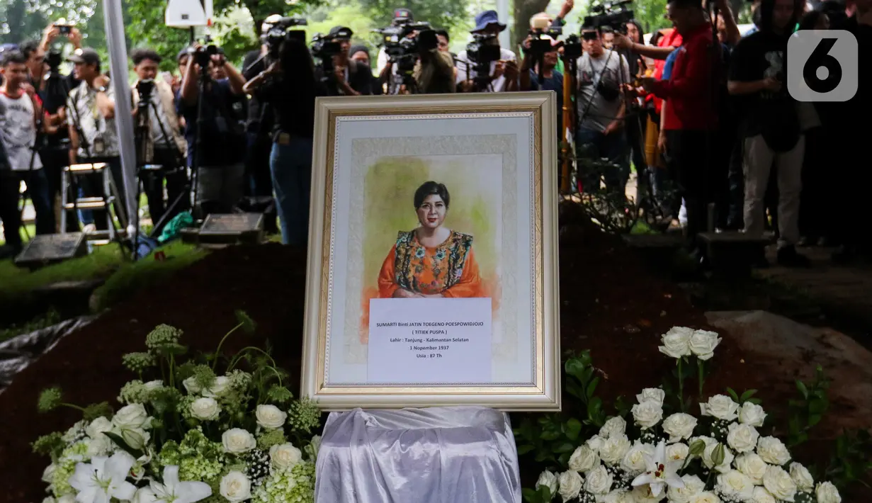 Jenazah penyanyi senior Titiek Puspa sesaat sebelum dimakamkan di Tempat Pemakaman Umum (TPU) Tanah Kusir, Jakarta, Jumat (11/4/2025). (Liputan6.com/Herman Zakharia)