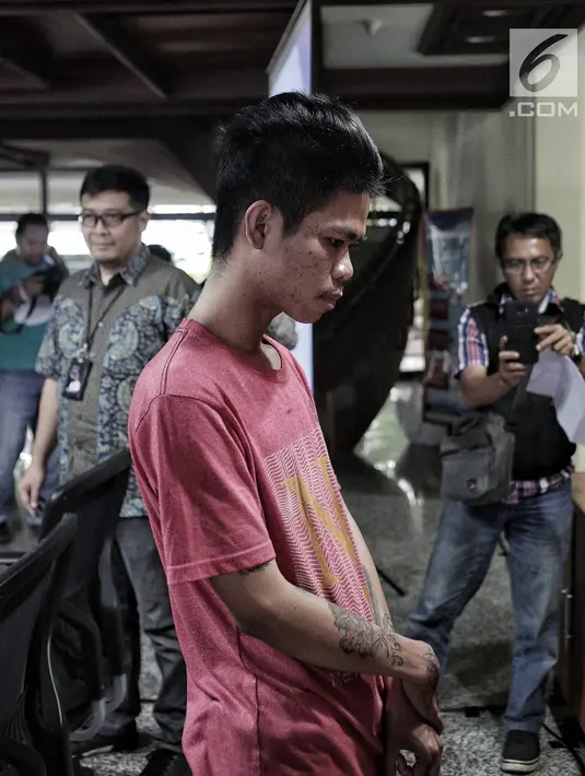 Seorang tersangka penyedia jasa layanan Video Call Sex dihadirkan dalam rilis kasus di Bareskrim Polri, Jumat (15/2). Ditsiber Bareskrim Polri mengungkap sindikat sextortion atau pemerasan melalui layanan video call sex. (Liputan6.com/Faizal Fanani)