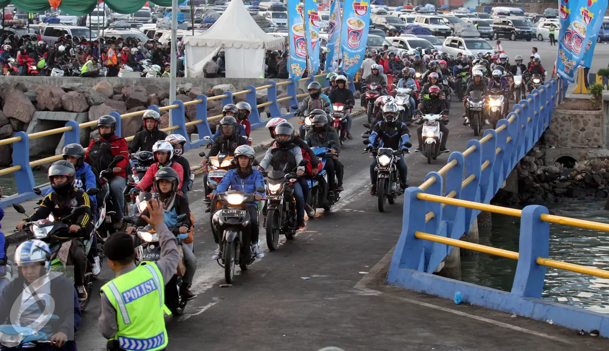 Polisi tampak mengatur antrian pemudik yang akan memasuki kapal Ferry di Pelabuhan Merak, Banten, Rabu, (15/7/2015). Total pemudik yang menyebrang 124.606 pemudik, 9.860 roda empat, 19.197 roda dua. (Liputan6.com/JohanTallo)