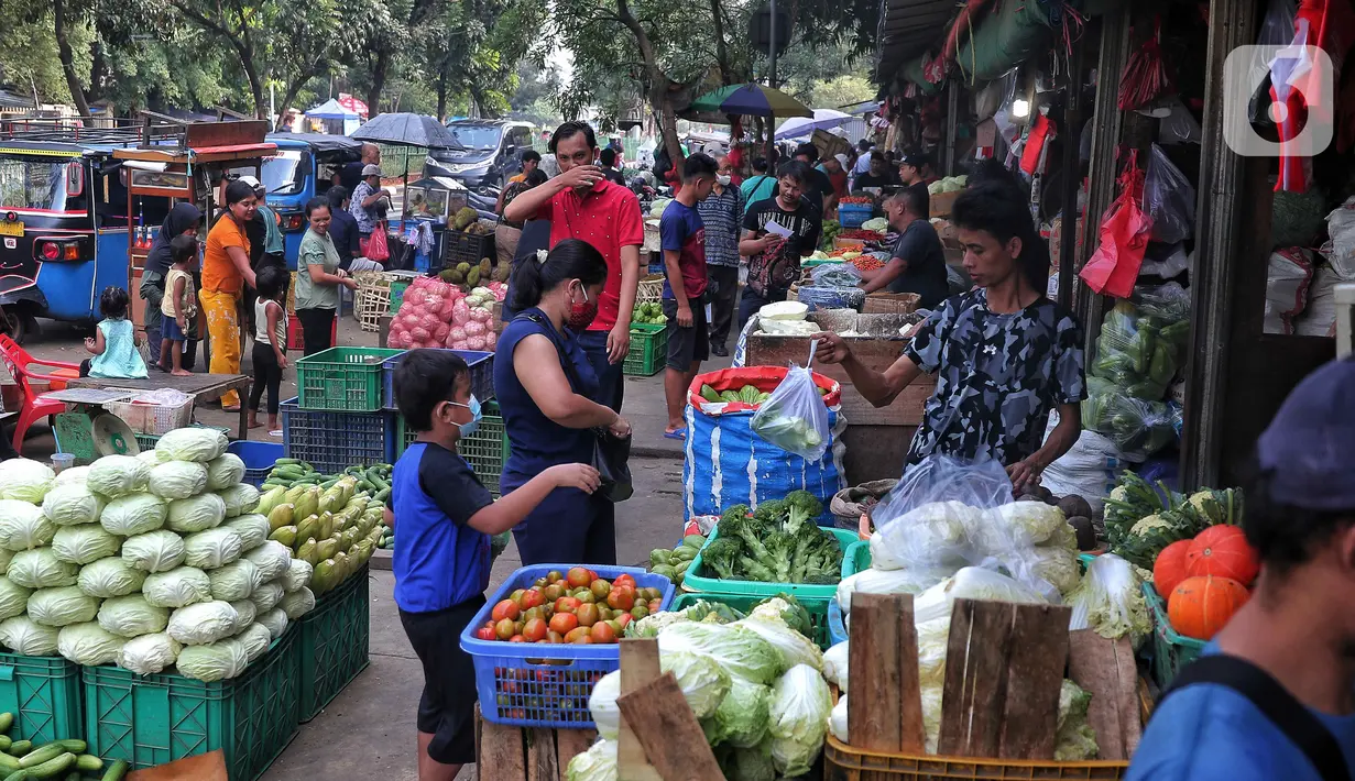 Aktivitas perdagangan di Pasar Senen, Jakarta, Jumat (16/9/2022). Pemerintah memprediksi laju inflasi sebesar 1,38% pada September 2022. Adapun prediksi ini akibat kenaikan harga bahan bakar minyak (BBM). Kementerian Keuangan mengatakan laju inflasi akan kembali normal pada November 2022. (Liputan6.com/Angga Yuniar)