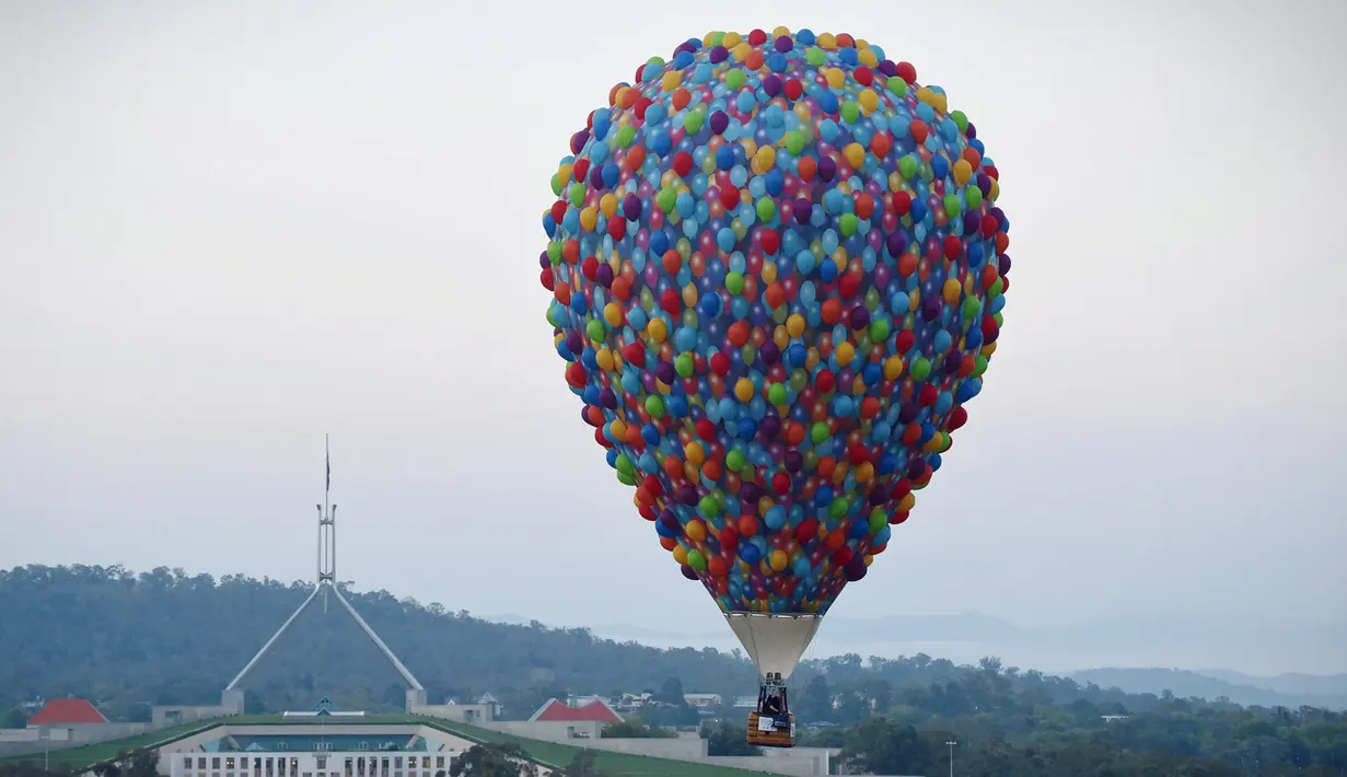 Balon udara terbang bebas di dekat Gedung Parlemen Australia, Canberra , (14/3). Ini dilakukan dilakukan dalam memperingati ulang tahun ke-30 festival Balloon Spectacular Canberra . (REUTERS / Lukas Coch)