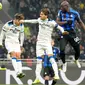 Pemain Inter Milan Romelu Lukaku (kanan) melakukan tembakan ke gawang Atalanta pada pertandingan sepak bola perempat final Coppa Italia di Stadion San Siro, Milan, Italia, 31 Januari 2023. Inter Milan menang 1-0 atas Atalanta dan berhasil melaju ke semifinal Coppa Italia. (AP Photo/Antonio Calanni)