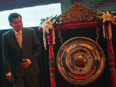 Wakil Presiden Jusuf Kalla (kanan) usai memukul gong tanda pembukaan Aseanapol Conference di Jakarta, Selasa (4/8/2015). ASEANAPOl ke-35 mengusung salah satu poin kesepakatan bersama lembaga polisi se-ASEAN lainnya . (Liputan6.com/Faizal Fanani)
