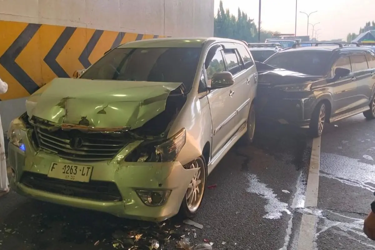 Kecelakaan beruntun melibatkan empat mobil terjadi di ruas Tol JORR KM 30.800 B, kolong Pasar Rebo, Jakarta Timur.