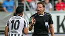 Wasit Felix Brych, bersitegang dengan pemain Frankfurt, Marco Fabian, saat pertandingan antara Frankfurt melawan RB Leipzig pada laga lanjutan Bundes liga di Frankfurt, Jerman (20/05/2017). (EPA/Armando Babani)