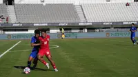 Gelandang Timnas Indonesia U-20, Tony Firmansyah mencoba lepas dari kawalan pemain Timnas Thailand U-20 dalam laga Seoul Earth on Us Cup 2024 di Seoul Mokdong Stadium, Jumat (30/8/2024). (Dok. PSSI)